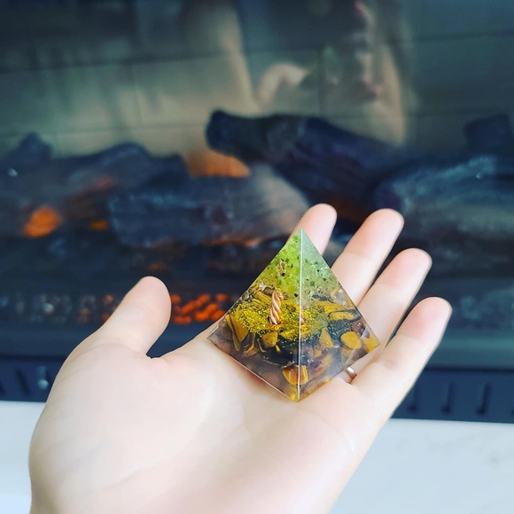 Tiger Eye Orgonite Pyramid with Tree of life /4 cm - Picture 2 of 4